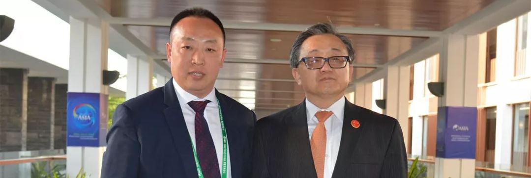 小骚屄免费视频联合国副秘书长刘振民和赵章栓会长在博鳌亚洲论坛亲切交"